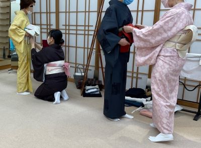 a dressing class to learn how to wear kimono