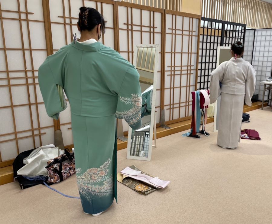 a dressing class to learn how to wear kimono