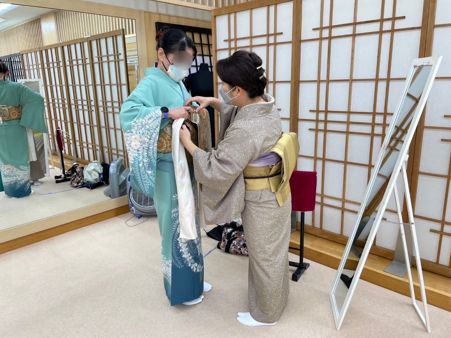 a dressing class to learn how to wear kimono