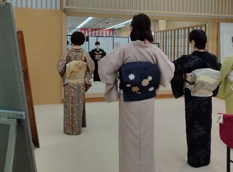 a dressing class to learn how to wear kimono