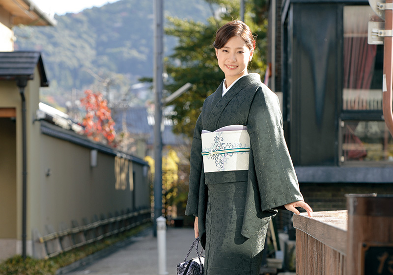 黒の色無地を着た女性