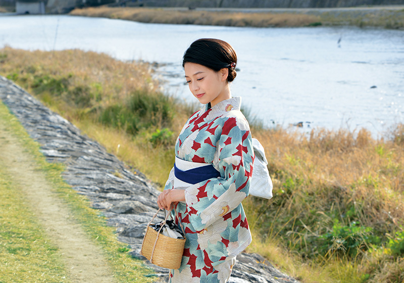 水色と赤の花柄の浴衣を着た女性