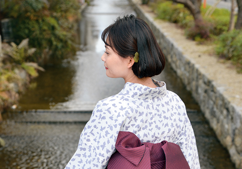 白い浴衣を着た女性
