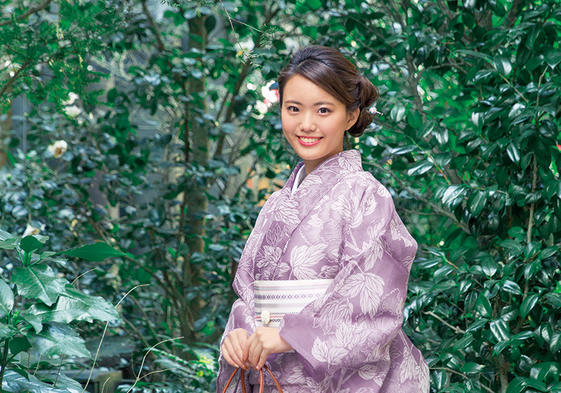 紫色の浴衣を着た女性
